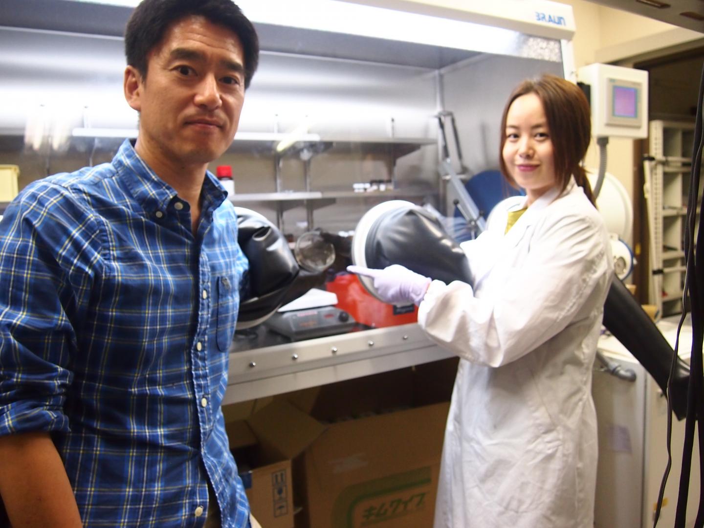 Profesor Ken-ichi Saitow a jeho postgraduální studentka Yunzi Xin